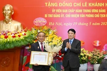 越南国家主席梁强向国家主席办公厅主任黎庆海授予40年党龄纪念章。