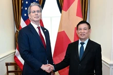 越南政府副总理胡德和美国财政部长斯科特·贝森特。（图片来源：cand.com.vn）