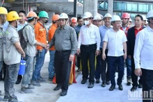 范明正总理看望慰问在施工现场工作的工人、工程师。