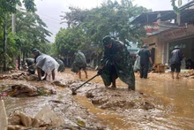 附图：越南多地方正在努力克服暴雨造成的后果。