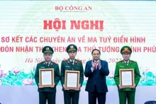 越南政府总理范明正向取得优秀成绩的公安干部给予表彰。（图片来源：越南共产党报）