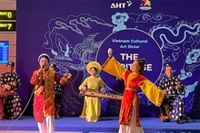 在岘港国际机场的传统文人表演节目。
