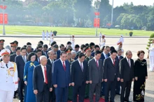 越南党和国家领导前往胡志明主席缅怀胡志明主席。