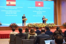 越南政府总理范明正与西班牙首相佩德罗·桑切斯举行了联合新闻发布会。