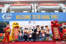 2025年第一天岘港市迎来近2000名水路游客。