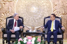 黎怀忠部长会见温斯顿·彼得斯。（图片来源：越通社）