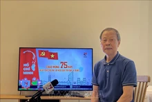 李明汉先生接受记者的采访。（图片来源：越通社）