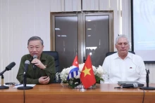 苏林总书记、国家主席和古巴共产党中央委员会第一书记、国家主席米格尔·迪亚斯-卡内尔·贝穆德斯造访马里埃尔发展特区。