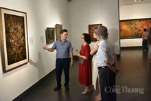 各位观众参观画展（图片来源：工贸报）