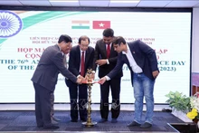 各位代表启动印度共和国国庆节76周年纪念活动。（图片来源：越通社）