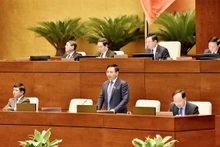 越南交通运输部部长阮文胜回答国会代表质问。（图片来源：国会官网）