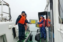 越中海警在联合巡逻任务结束后互相赠送礼物。（图片来源：越通社）