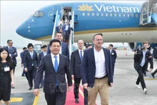 卢森堡大公国首相格扎维埃·贝泰尔抵达河内内排国际机场。（图片来源：越通社）