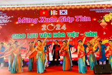 喜迎2024年新春的越韩文化交流活动的文艺节目之一。（图片来源：chinhsachcuocsong.vnanet.vn）