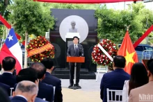 国家主席梁强在设在智利首都圣地亚哥的胡志明主席塑像敬献花圈并发表讲话。
