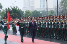 越南国家主席武文赏视察了越南军队电信工业集团。（图片来源：vov.vn）