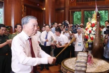 苏林总书记在金莲国家特别遗迹区敬香。（图片来源：越通社）