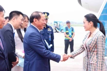 越南文化体育与旅游部部长阮文雄前往内排机场欢迎泰国总理佩通坦·钦那瓦。