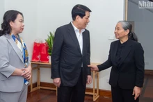 国家主席梁强看望慰问已故总书记阮富仲夫人吴氏敏。