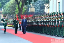 越共中央总书记苏林走访边防部队司令部。