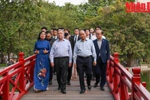 阮春福主席和联合国秘书长安东尼奥·古特雷斯造访河内还剑郡玉山祠。