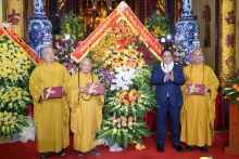 范明正总理向越南佛教教会执行委员会成员表示祝贺。（图片来源：tuoitre.vn）