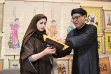 沙特阿拉伯人民了解越南东胡民间绘画的历史、意义和创作技巧。（图片来源：组委会提供）