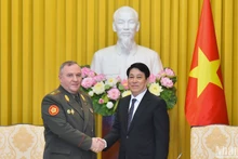 越南国家主席梁强和白俄罗斯共和国国防部长维克多·赫列宁中将。