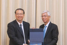 胡志明市人民委员会副主席武文欢和中国云南省政协主席刘晓凯。（图片来源：hcmcpv.org.vn）
