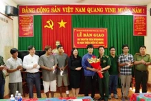 巴地头顿省向缅甸移交8名海上遇险渔民。（图片来源：越通社）