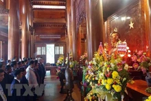 各位村长缅怀胡志明主席。（图片来源：越通社）