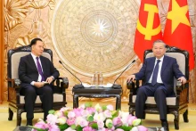 苏林总书记会见老挝人民革命党中央办公厅主任通沙立。