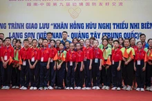 越南和中国学生合影留念。