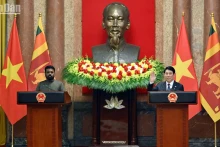 越南国家主席梁强（右）与斯里兰卡总统阿努拉·库马拉·迪萨纳亚克共同会见了记者。