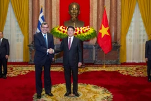 越南国家主席梁强与希腊共和国驻越大使安东尼奥斯·帕帕科斯塔斯。