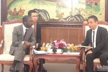 黄道疆副部长（右）与拉扎尔·埃隆杜·阿索莫先生。