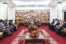 越南驻柬埔寨大使馆与柬埔寨人民党常务委员会代表团举行亲切会面交流活动。（图片来源：越通社）