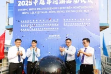 芒街市与东兴市领导共同按下启动按钮，正式开启了越中边境河流旅游体验项目。