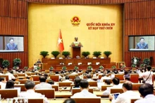 5月24日，听取关于《服刑人员移交法》草案、《引渡法》草案的呈文和审查报告。（图片来源：越通社）