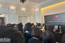 原国家主席陈德良的吊唁仪式在俄罗斯举行。