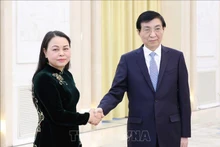 越南祖国阵线中央委员会副主席兼秘书长阮氏秋河与中共中央政治局常委、全国政协主席王沪宁。（图片来源：越通社）