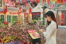 游客们体验使用在升龙皇城安装的智能信息牌。