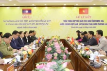 双方会谈场面。