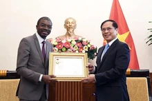 裴青山副总理（右）与拉扎尔·埃隆杜·阿索莫先生。