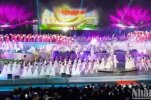 “光彩夺目的香江之夜”—— 2025年顺化国家旅游开幕式的开场节目。