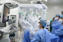 肿瘤医院医生使用机器人为消化道癌症患者进行手术。