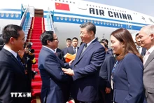 政府总理范明正到机场为中共中央总书记、中国国家主席习近平送行。（图片来源：越通社）
