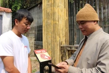 游客在领江祠体验使用智能信息牌。