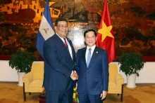 越南政府副总理兼外交部长裴青山（右）与尼加拉瓜外长范德拉克·扬施克（图片来源：越通社）