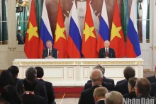 越共中央总书记苏林与俄罗斯总统普京共同对媒体发表讲话。